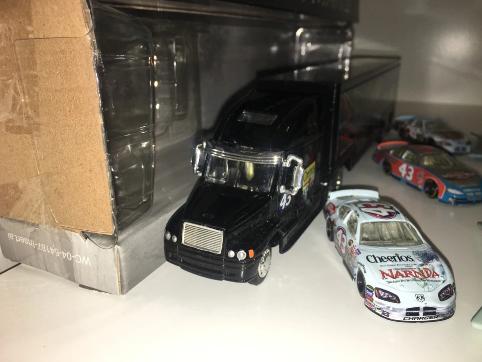 Richard Petty Winner's Circle NASCAR Cars Narnia & Spiderman 3 Semi Trailer Rig - Imagem 4 de 4