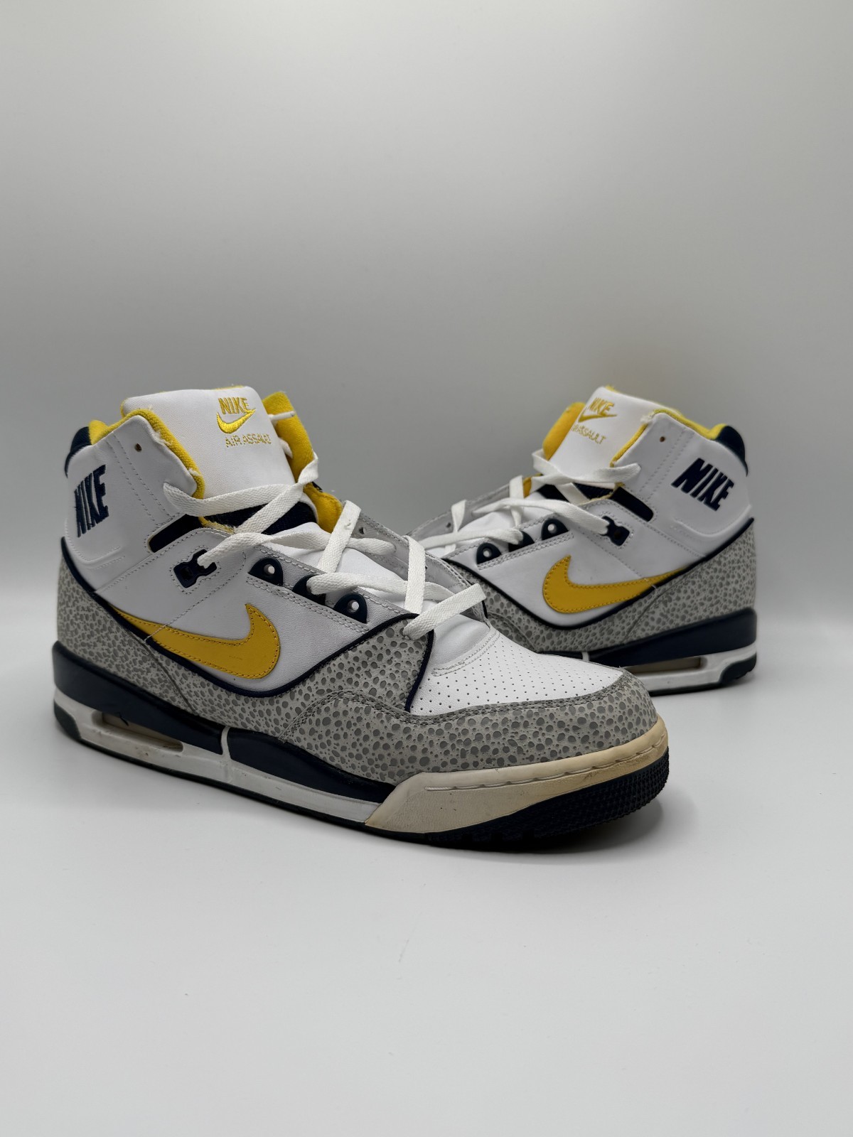 Nike Air Assault White Elephant Yellow Navy 315064-171 Mens Sz 12 No Box