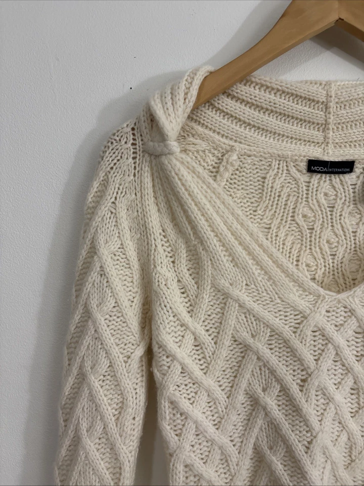 Suéter de cachemir tejido con cable crema Moda International cuello en V mediano Foto 2 de 4