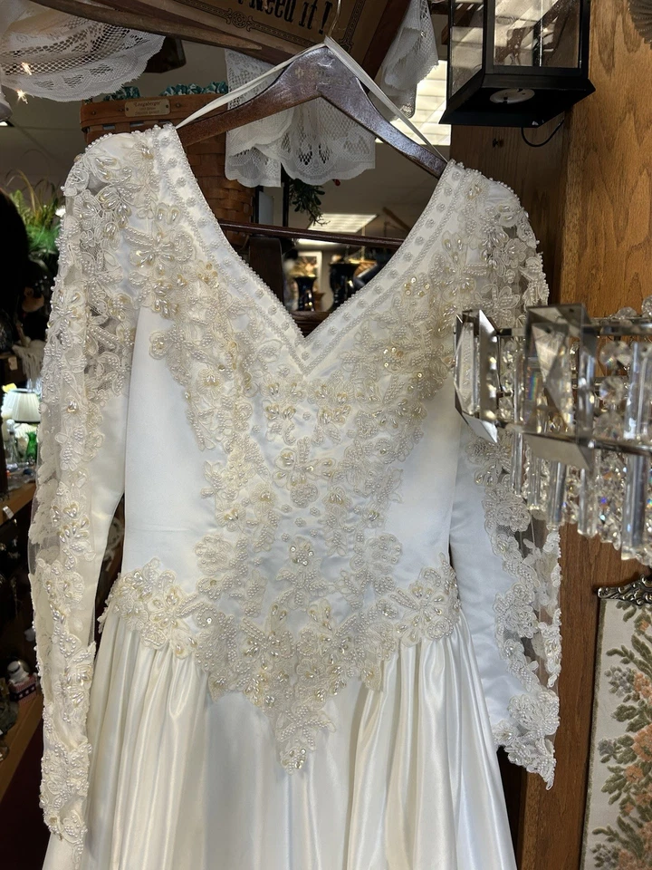 Beautiful Vintage Alfred Angelo Wedding Gown - Image 3 of 4