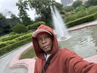 Color Snapshot Photo Digital Original Documentary Man Fountain Park Cityscape — photo 1