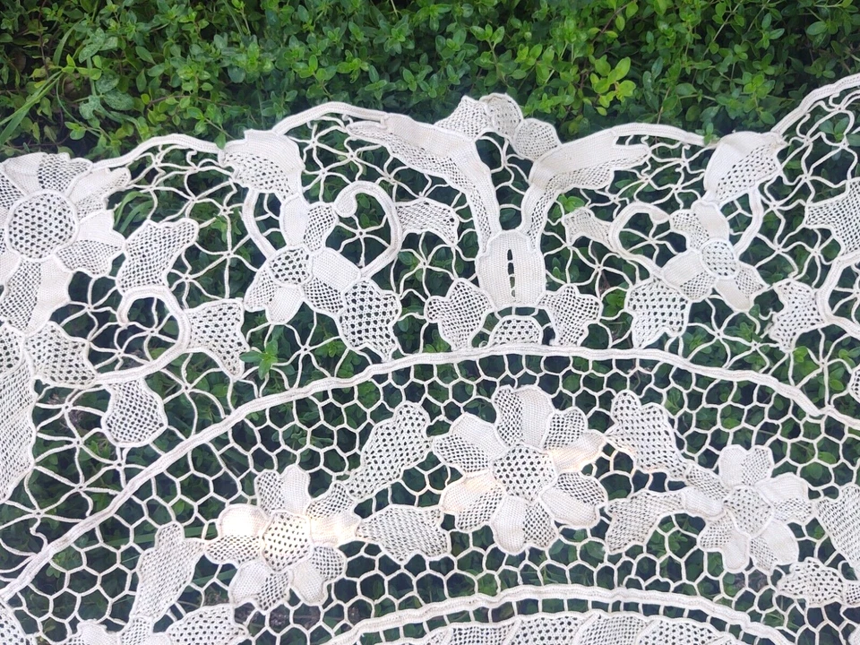 Antiguo mantel hecho a mano italiano Point de Venise encaje vintage 60" x 75" Foto 3 de 4