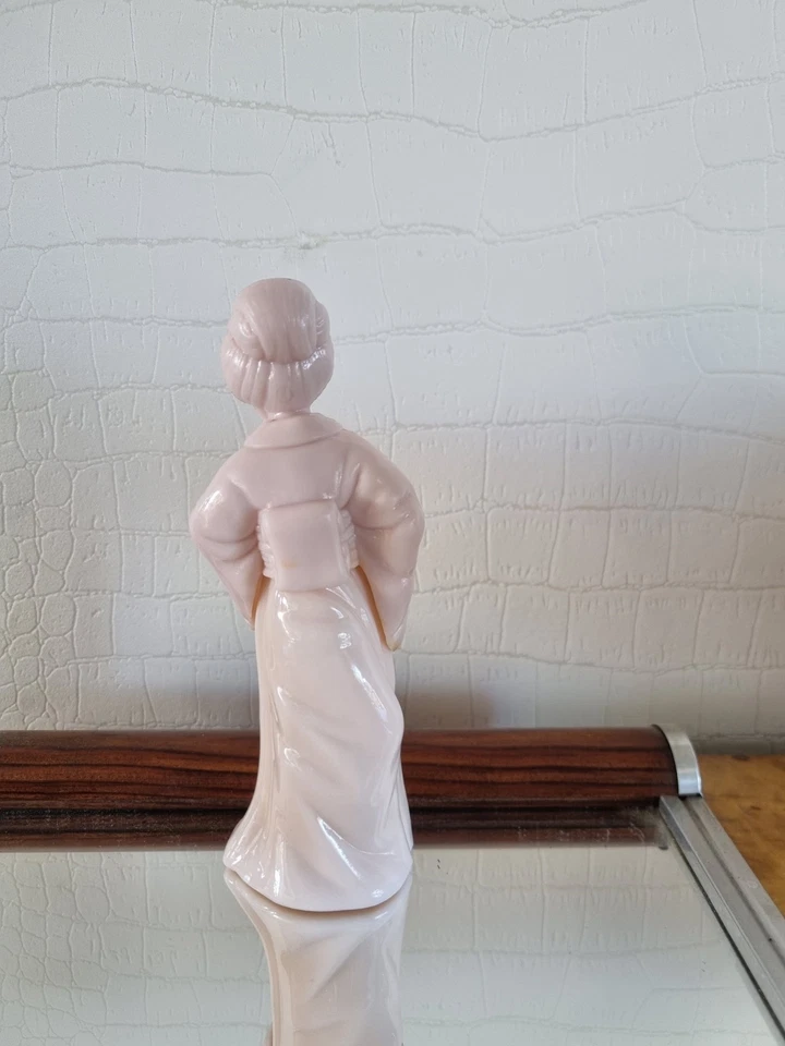Figurine Avon, petite bouteille de parfum vide en opaline et plastique - Photo 2/3