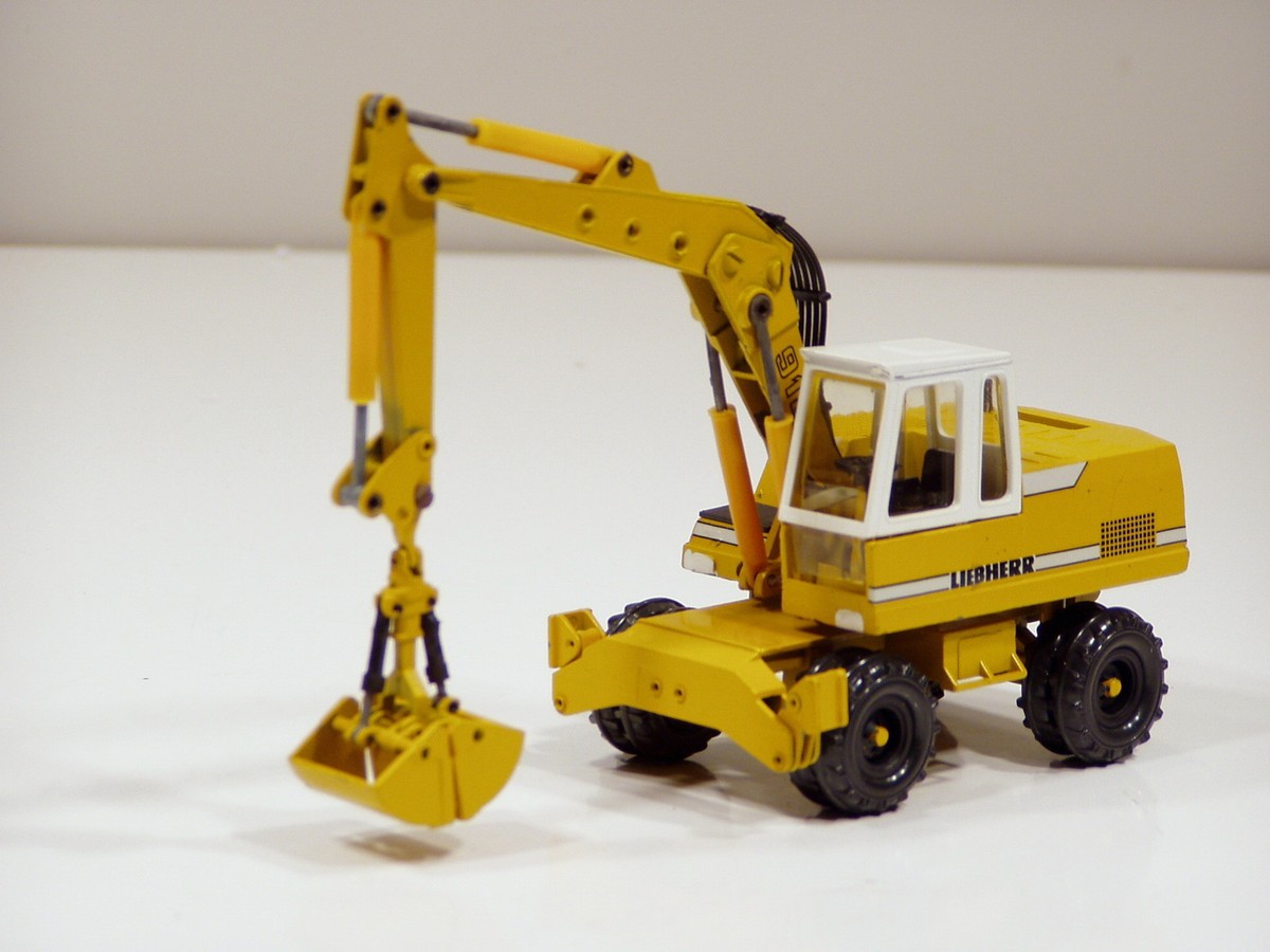Liebherr 912 Wheel Excavator w/ Clam - 1/50 - Conrad #2822 Liebherr 912 Wheel Excavator w/ Clam - 1/50 - Conrad #2822