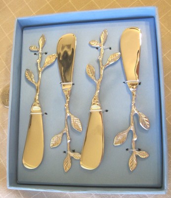Butter knives in box 4 leaves shape