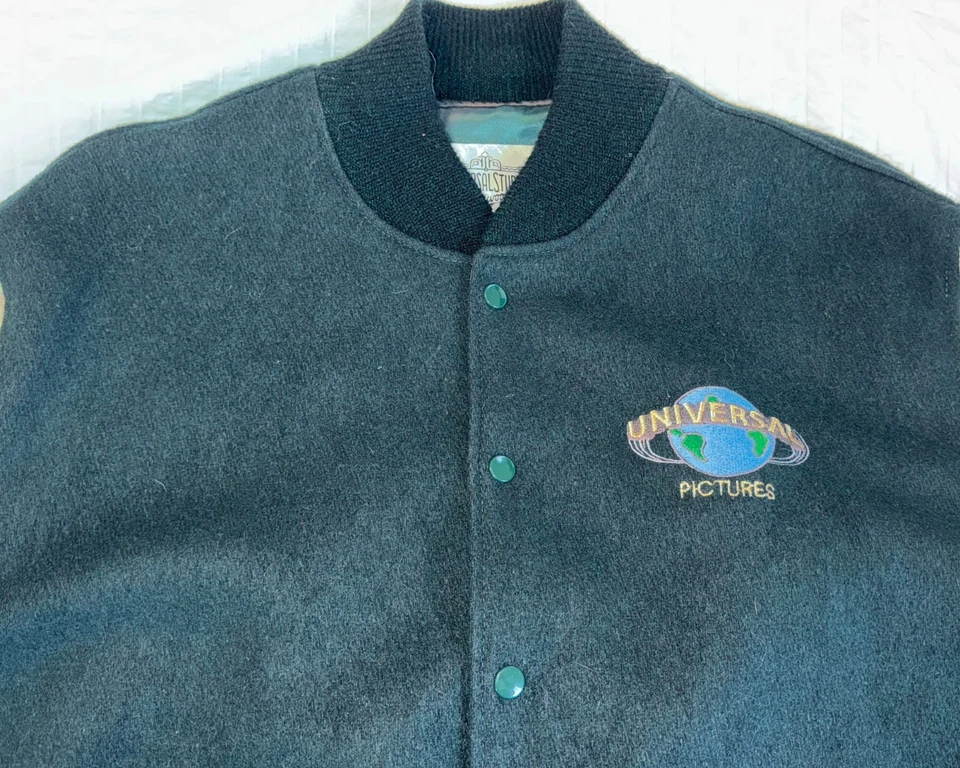 Chaqueta de bombardero de cuero de lana verde universitaria UNIVERSAL STUDIOs vintage para hombre (grande) Foto 2 de 4
