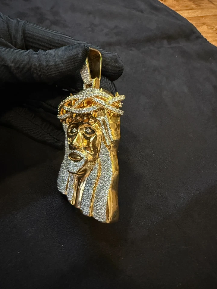 Colgante cara de Jesús para hombre enchapado en oro amarillo de 14 k de corte redondo de 3 quilates con diamantes creados en laboratorio Foto 2 de 4