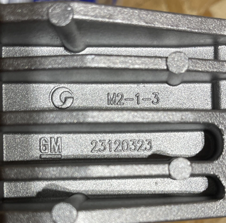 Soporte inferior del radiador GM 10-19 OEM 23120323 Foto 3 de 4