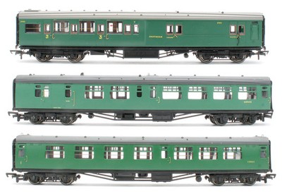 HORNBY/BACHMANN SPUR OO SCHWADER MIT 3 BR/SR GRÜNEN BREMS-/VERBUND-/KORRIDORWAGEN