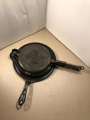 Griswold Cast Iron Waffle iron #8 Low base 885 F Erie, PA block logo