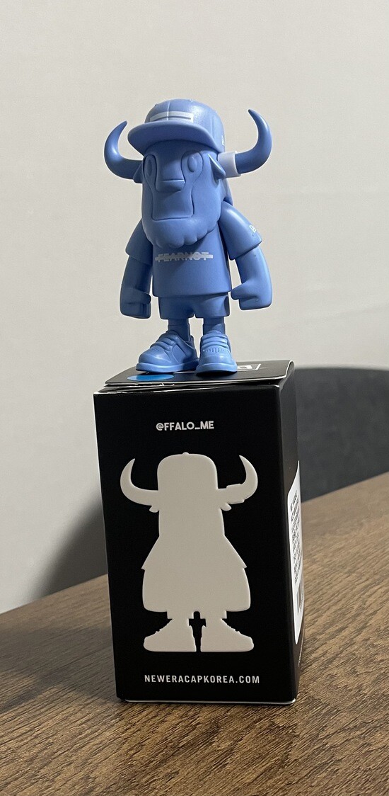 LE SSERAFIM x New Era Authentic Mascot Mini Buffalo Figure LE SSERAFIM x New Era Authentic Mascot Mini Buffalo Figure