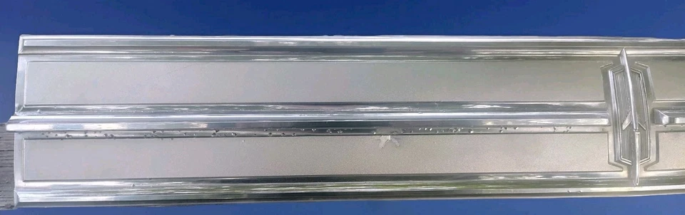 1965 Olds Cutlass S 442 Usado GM Acabamento de Painel Traseiro Fundido   - Imagem 2 de 4