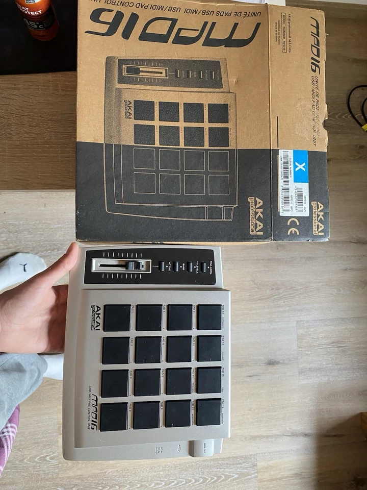 Akai MPD16 USB/MIDI Pad Controller - Bild 2 von 2