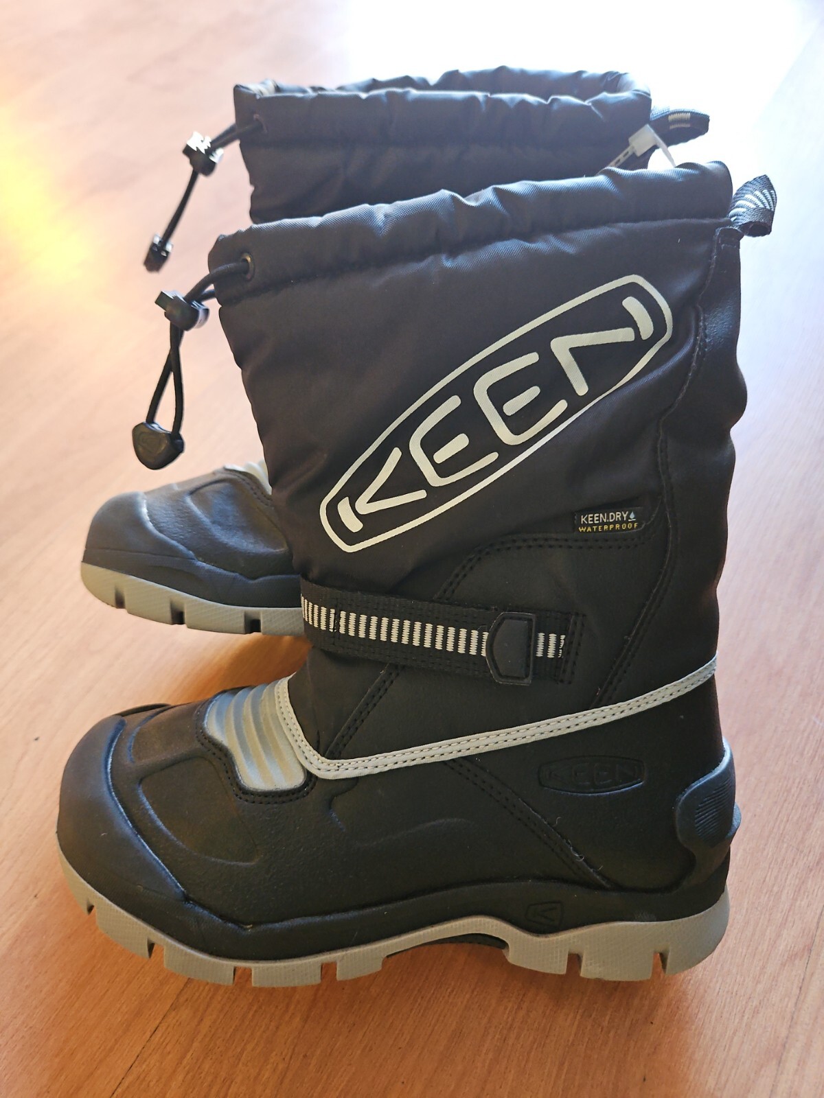 KEEN Stivali appassionati gioventù 12 troll di neve WP ragazzi o ragazze neri isolati impermeabili NUOVI