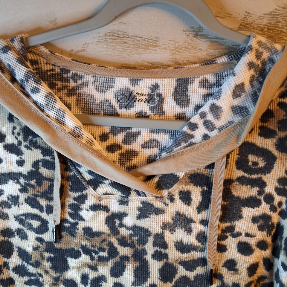 全新带标签 豹纹 连帽衫 尺寸 S Style & Co 零售 $44 — 第 3/4 张图片