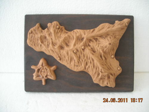 MAPPA SICILIA IN TERRACOTTA SU PANNELLO LEGNO SCURITO Anni '80 - Picture 2 of 2