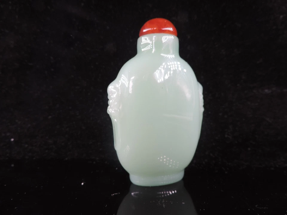 Botella de tabaco china tallada a mano de vidrio de Pekín verde Foto 4 de 4