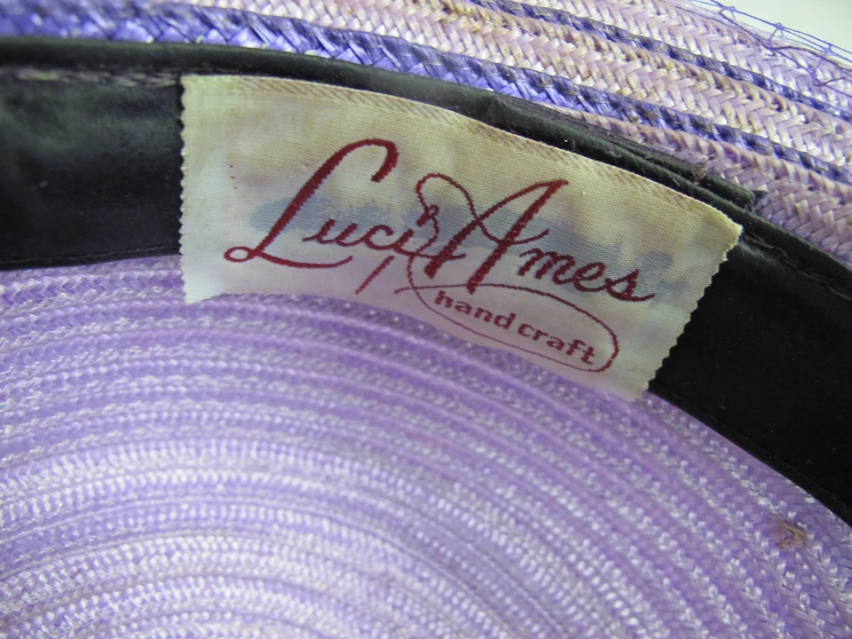 SOMBRERO IGLESIA LUCI AMES DERBY PAJA PÚRPURA ROSA VINTAGE RED FAJA JUMBO  Foto 4 de 4