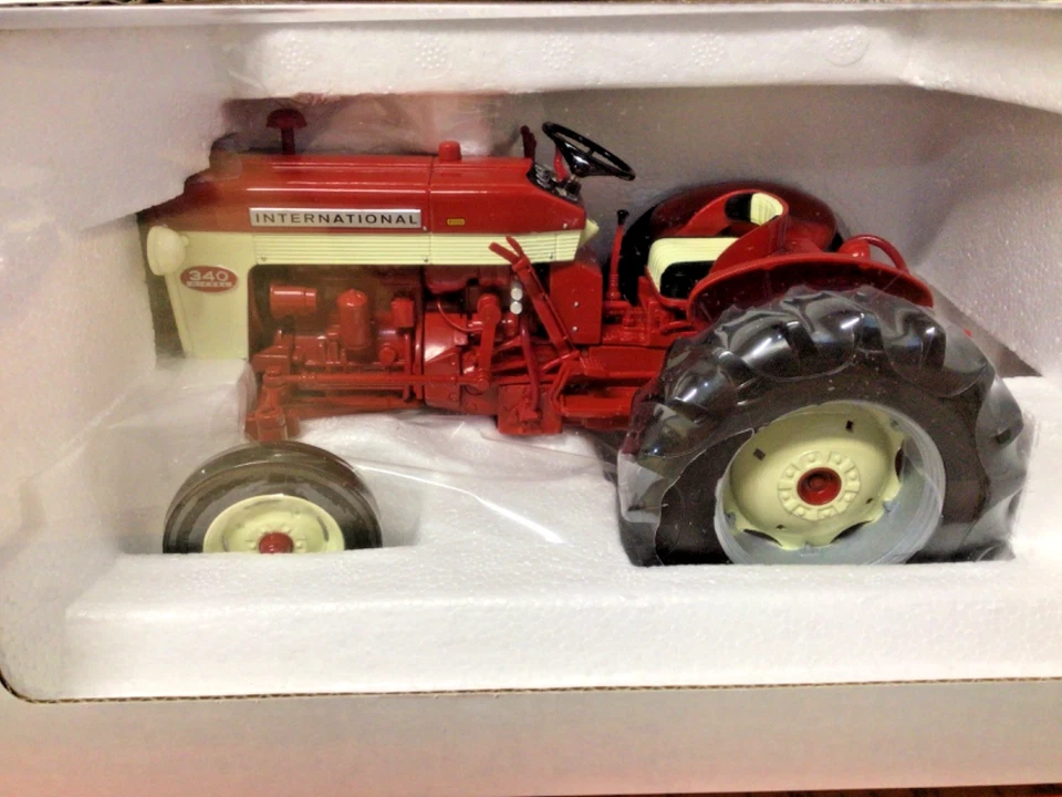 Trator utilitário Lafayette Toy Show International 340 escala 1/16 2007 novo na caixa - Imagem 2 de 4