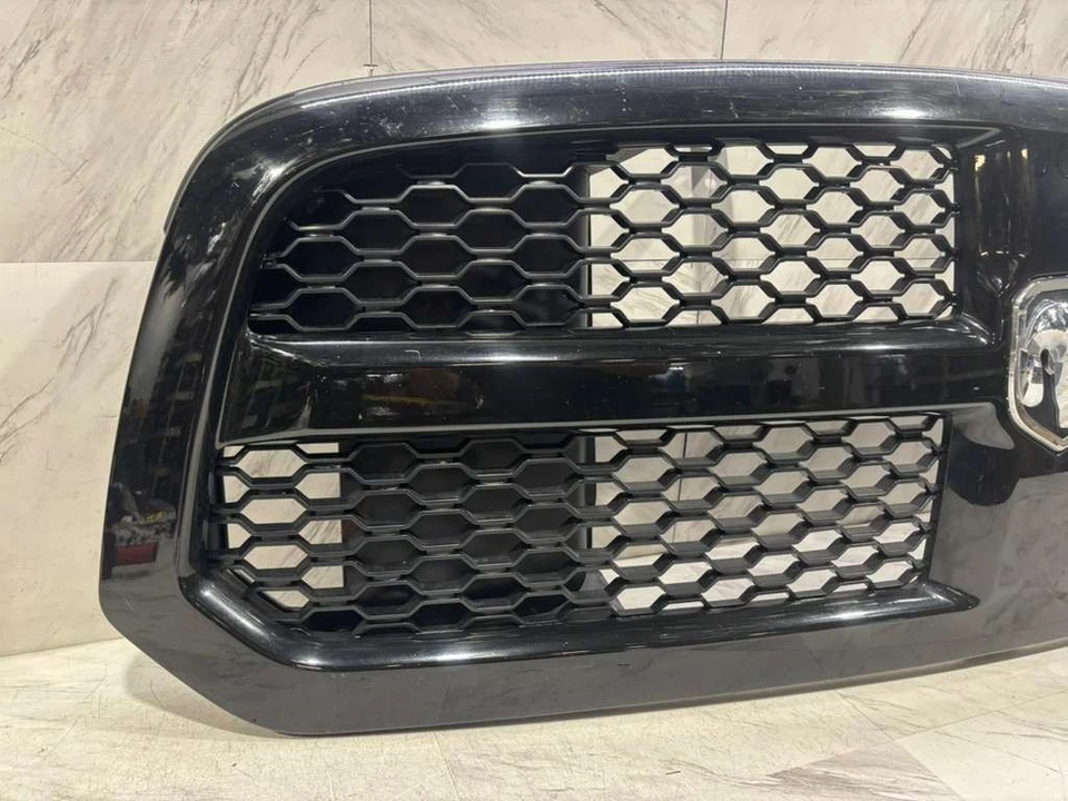 Dodge Ram 1500 2013-2018 montaje de rejilla OEM parrilla central delantera superior 13DSHC1010 Foto 2 de 4