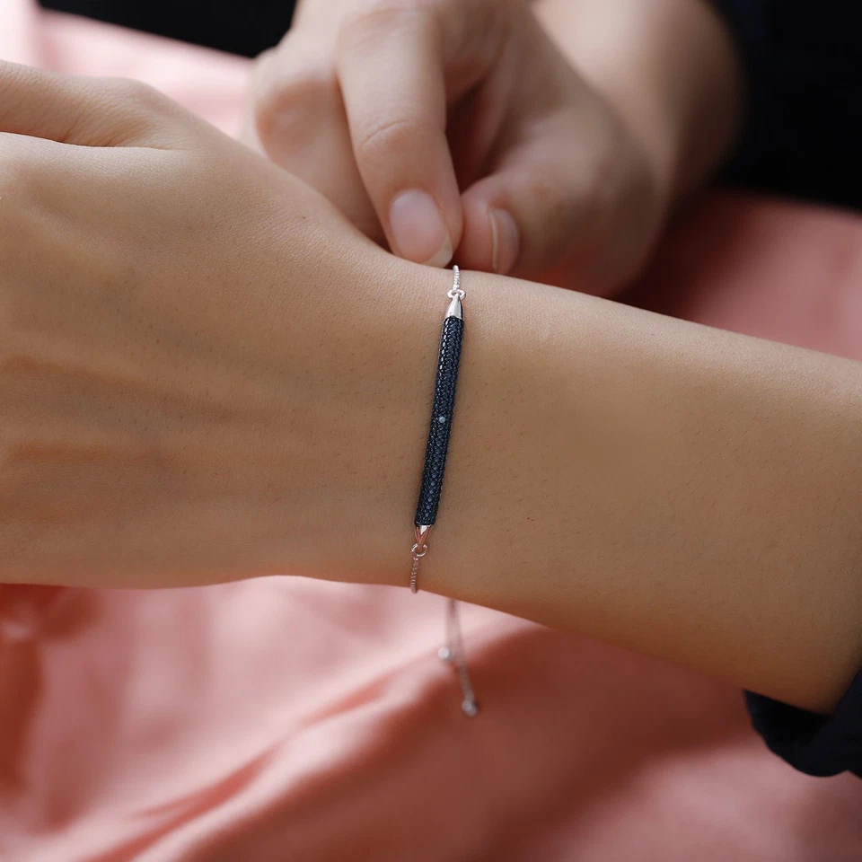 Brazalete Bolo con acento de diamantes azules enchapado en rodio de plata de ley de 9,5" Foto 3 de 4