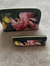 Ted Baker Damskie Czarne Kwiatowe X 2 Jedno małe i jedno duże etui na makijaż 