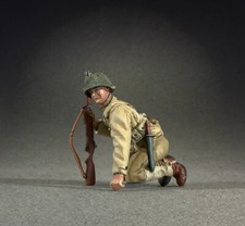 BRITAINS WORLD WAR 2 ALLIES 25190 U.S. INFANTRY KNEELING OBSERVING 1943 - 1945