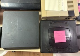 LOT *BROKEN* CONSOLES/CONTROLLER-PS4/3/2,XBOX,SEGA SATURN,ATARI,SWITCH,DS,GC,SP