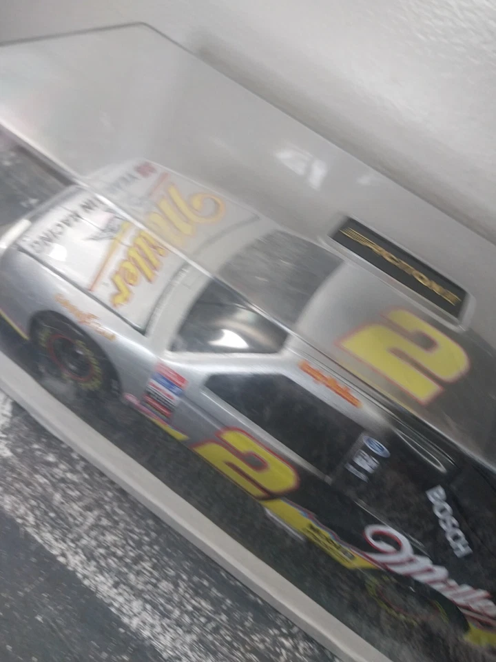 Banco diecast Miller Racing #2 edición limitada de acción en estuche de plástico transparente Foto 4 de 4