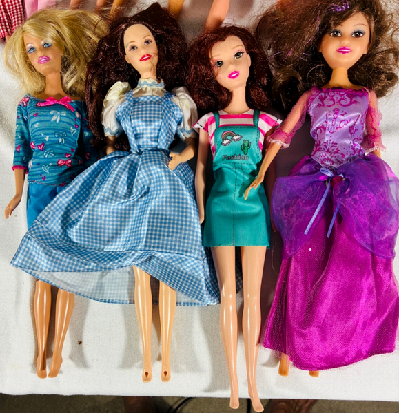 Lote mixto de 21 muñecas Barbie con ropa ~ Caja 2 5