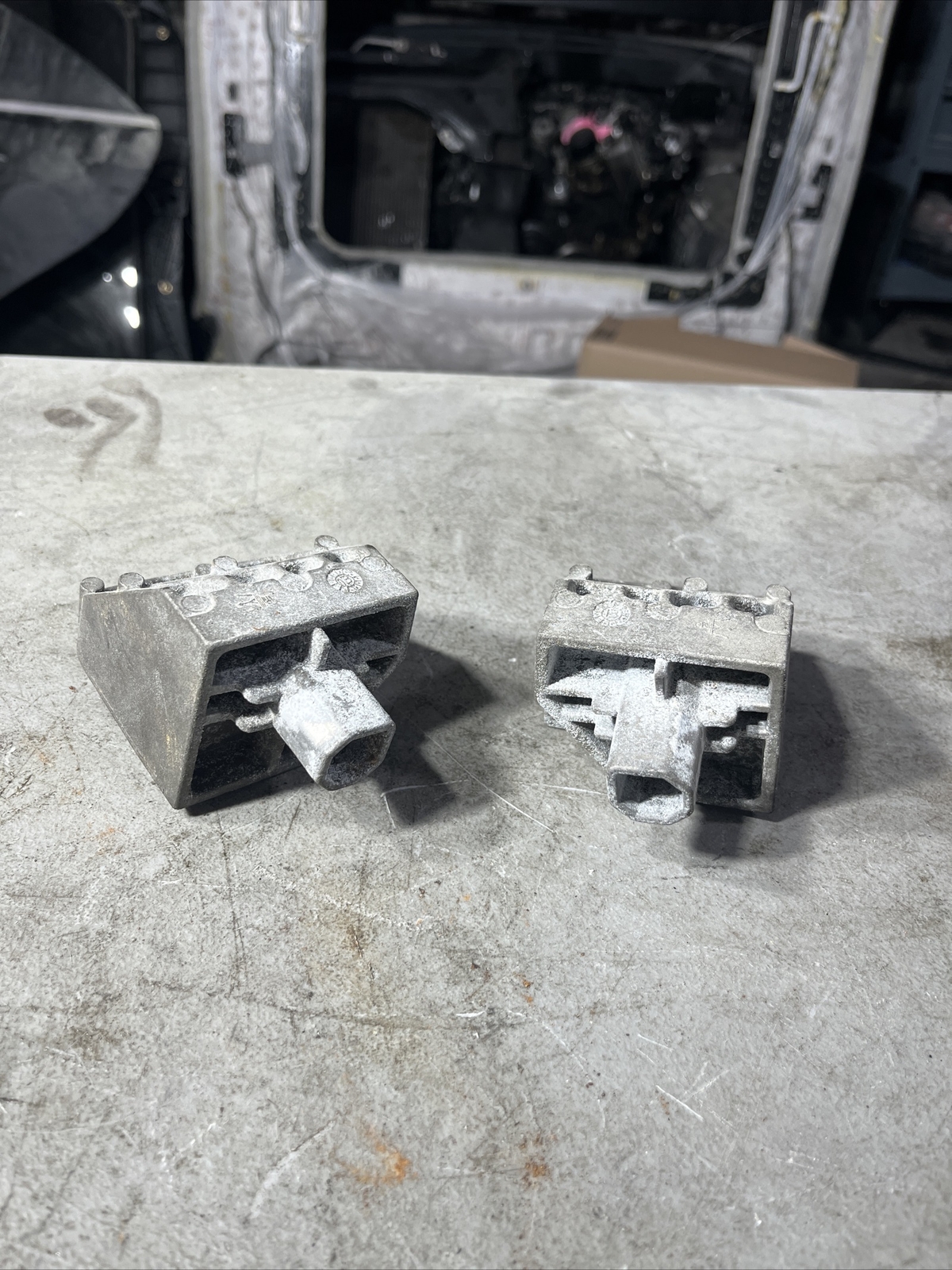 MASERATI GHIBLI RADIATOR LEFT & RIGHT UPPER MOUNT BRACKET OEM 2014 - 2020✔️-SET-