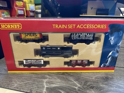 Hornby R6290 Packung mit 5 verschiedenen Waggons - 1 Toad Brake Van & 4 Open Plank Wagons