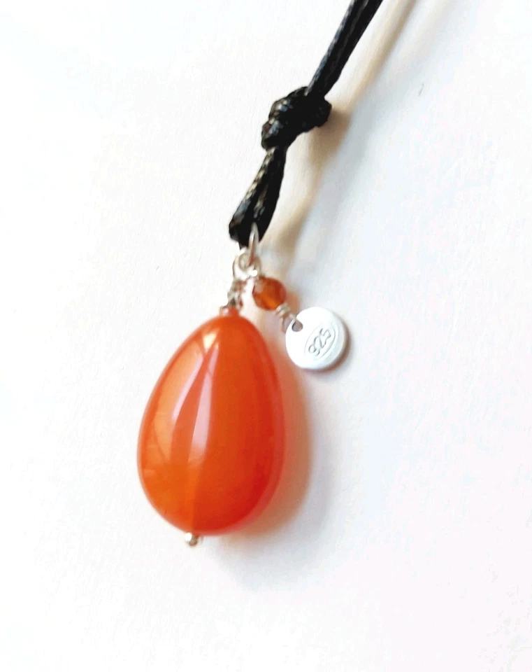 Ciondolo con agata a goccia corniola, argento 925 ematite argentata e cordoncino - Immagine 2 di 4