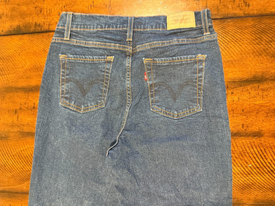 Levis 512 Perfectly Slimming Bootcut Dark Wash JEan - Size 6 Medium