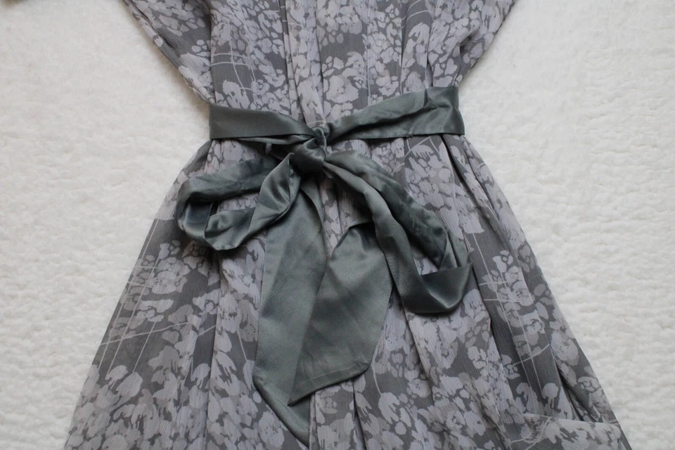 Vestido floral gris con cinturón talla pequeña To The Max para mujer Foto 4 de 4