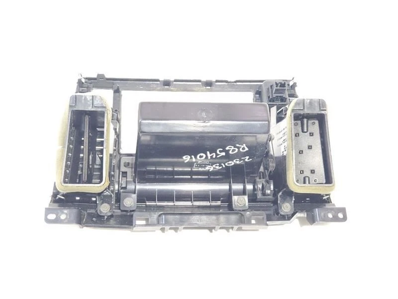 Borde de bisel con rejillas de ventilación e interruptor de peligro dañado OEM 2011 Nissan Versa Foto 4 de 4