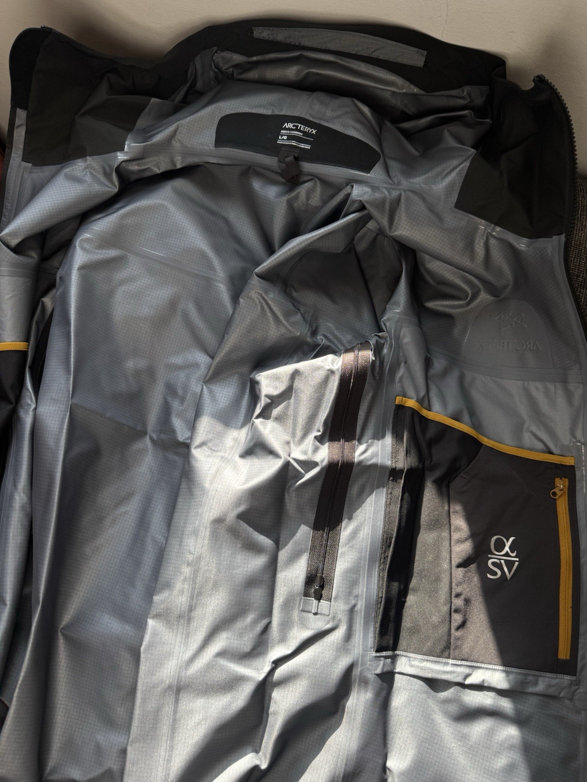 Arcteryx Alpha SV Goretex Pro Jacket 24k Gold Black Mens Large Brand New thumbnail 4