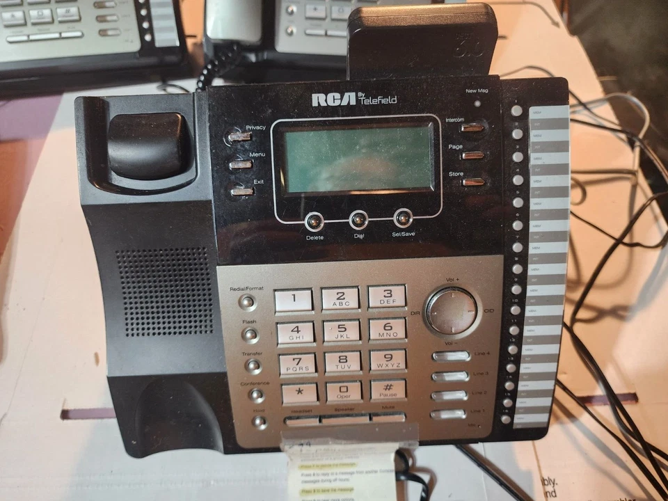 3 teléfonos RCA 254224RE1 y un auricular inalámbrico RCA Foto 3 de 3