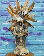 Estatua Santa Muerte diseñada con pieles y plumas naturales