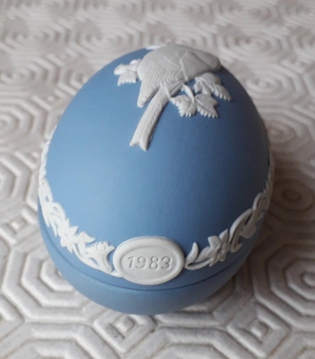 Wedgwood Blue Jasper Finch Bird Egg trinket dish 1983