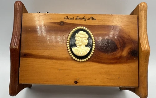 Vintage Cedar Wood Cameo Jewelry Box Hinged Souvenir Great Smoky Mts Great Cond