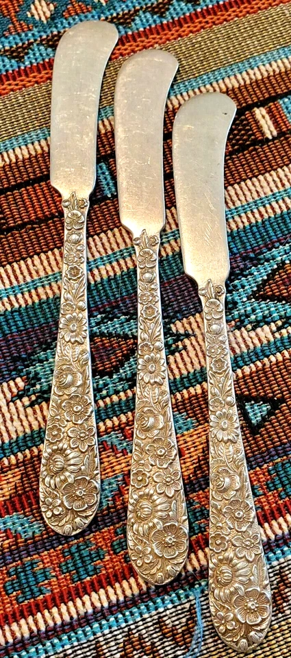 Esparcidores de mantequilla Sterling ALVIN BRIDAL BOUQUET 1932 Repousse 3 mango plano 5 3/4 Foto 2 de 4