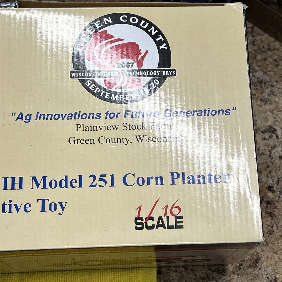 SpecCast 1:16 International 340 Utility Tractor w/2 Row Model 251 Planter 🔥🔥 - Image 4 of 4