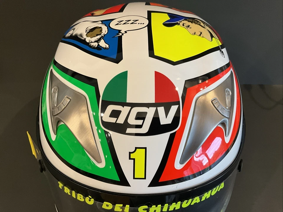Casco autografiado por Valentino Rossi AGV Ti-Tech LE Mugello 2006 Milo Manara VR46 Foto 4 de 4