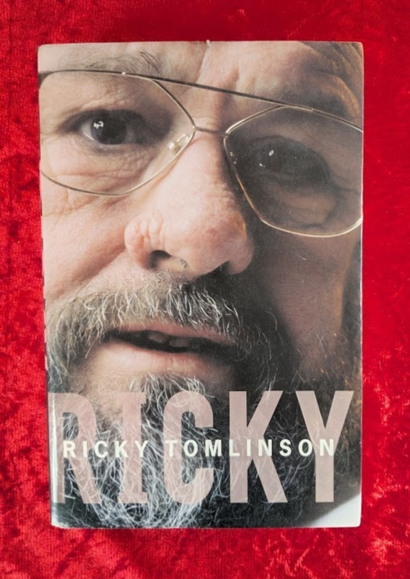 RICKY *SIGNED* by RICKY TOMLINSON - Time warner books - 2003 - Hardback D/W