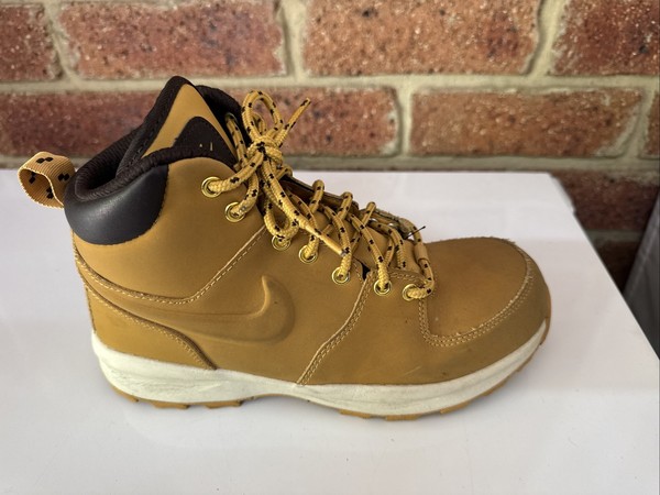 Nike Manoa Shoes