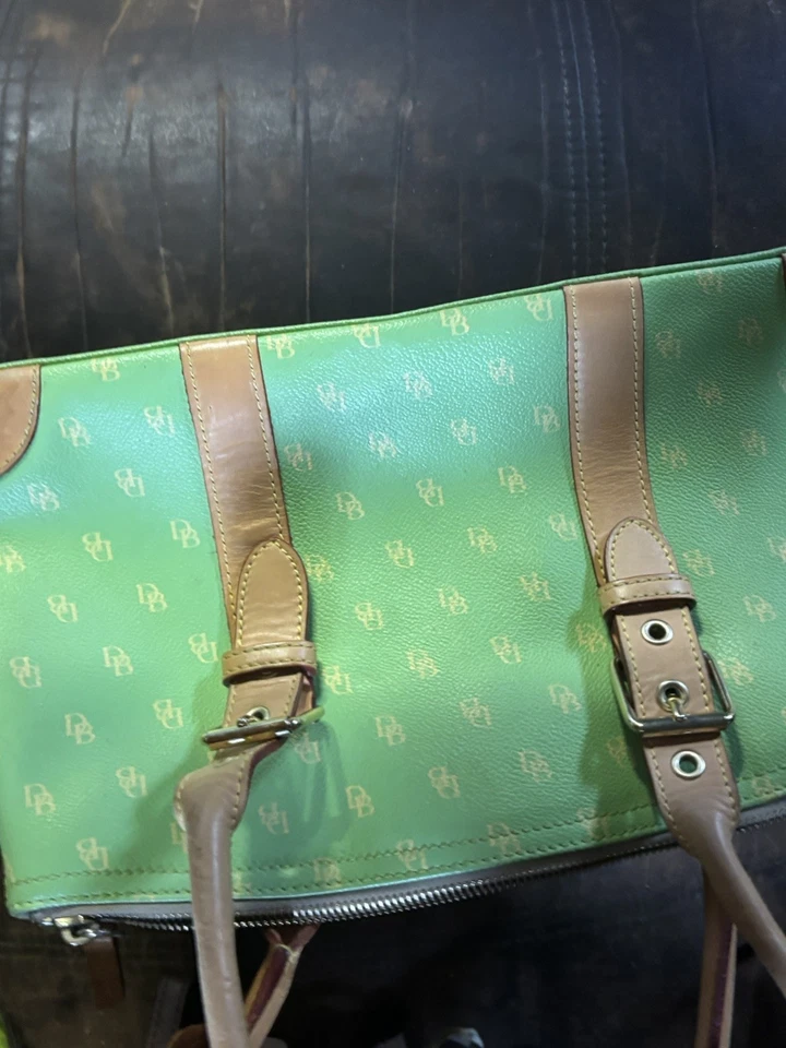 Bolso de mano Dooney & Bourke verde con detalles de cuero  Foto 4 de 4