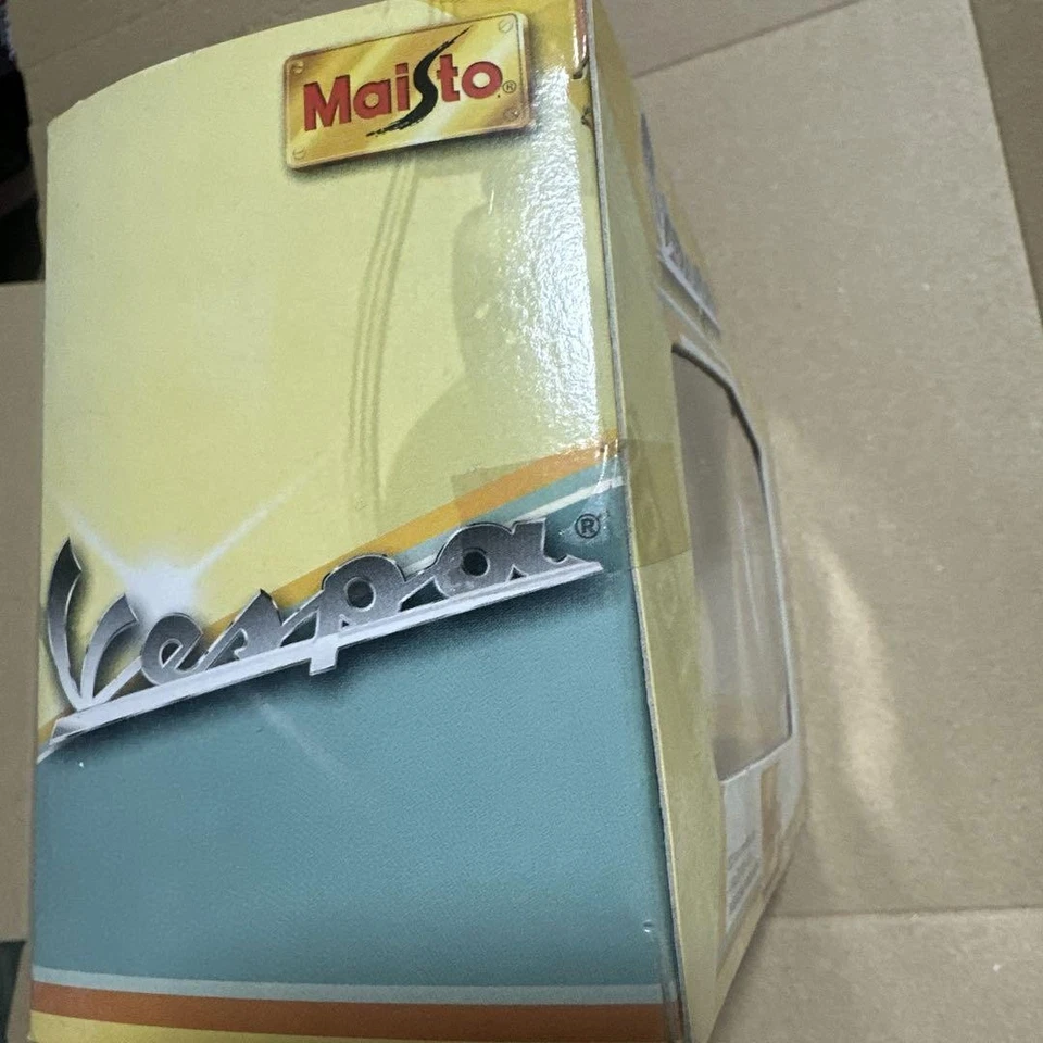 Maisto Vespa Et4 125 1996 Diecast Model Scooter 1/18 Scale Replica Collectible - Image 4 of 4