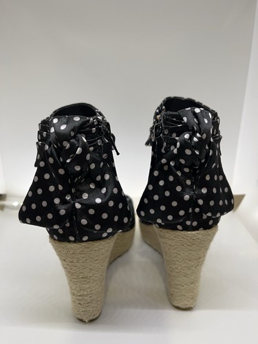 Fergalicious schwarz-weiß gepunktete Keilsandalen Größe 8M - Bild 3 von 6