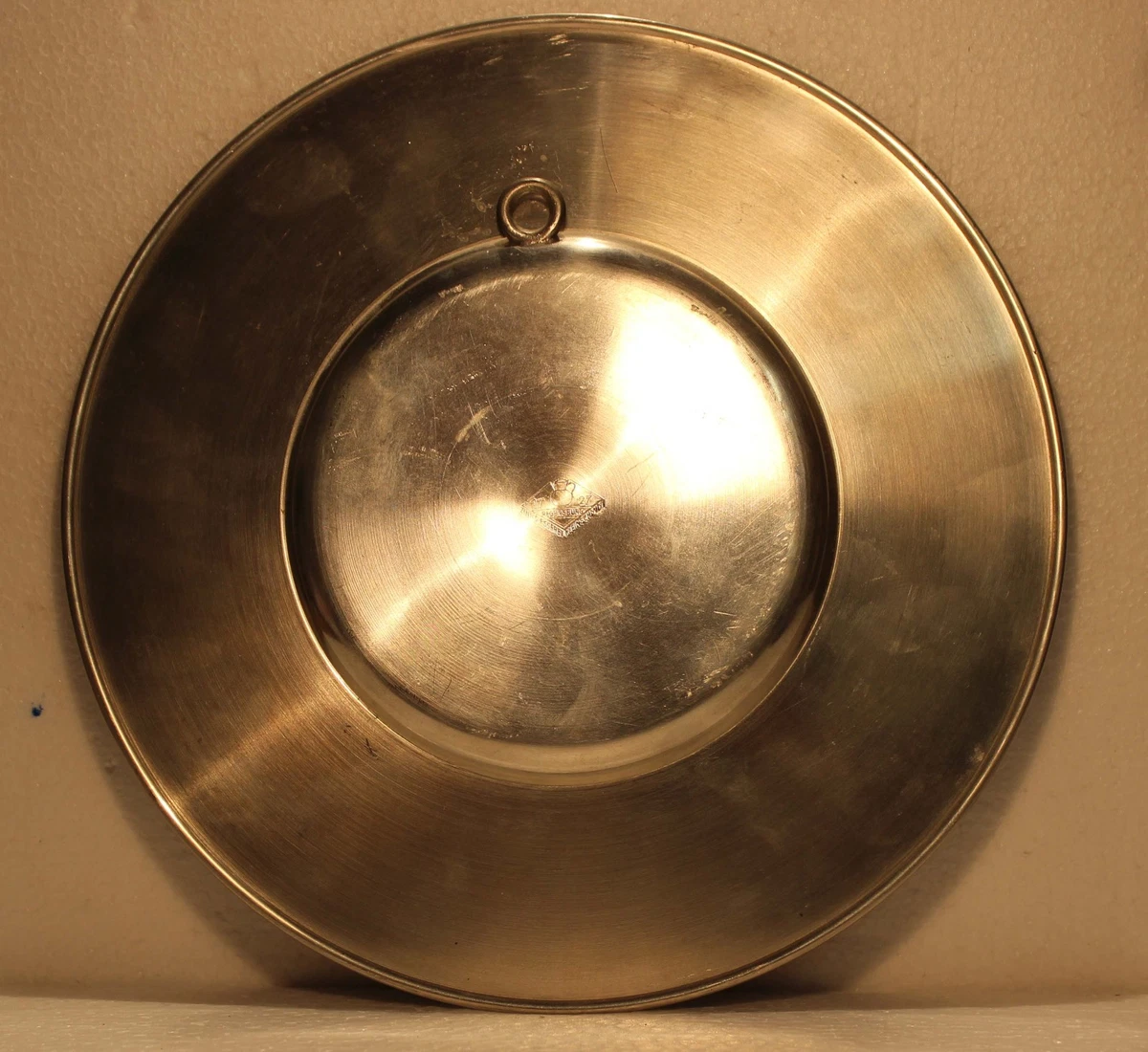 Alter Wandteller aus 660gr. Zinn mit Gravur 23 cm Durchmesser  mit Personenmotiv